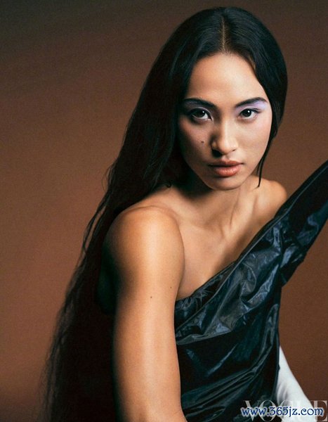 郑钦文身着巴黎世家造型登上时尚杂志封面